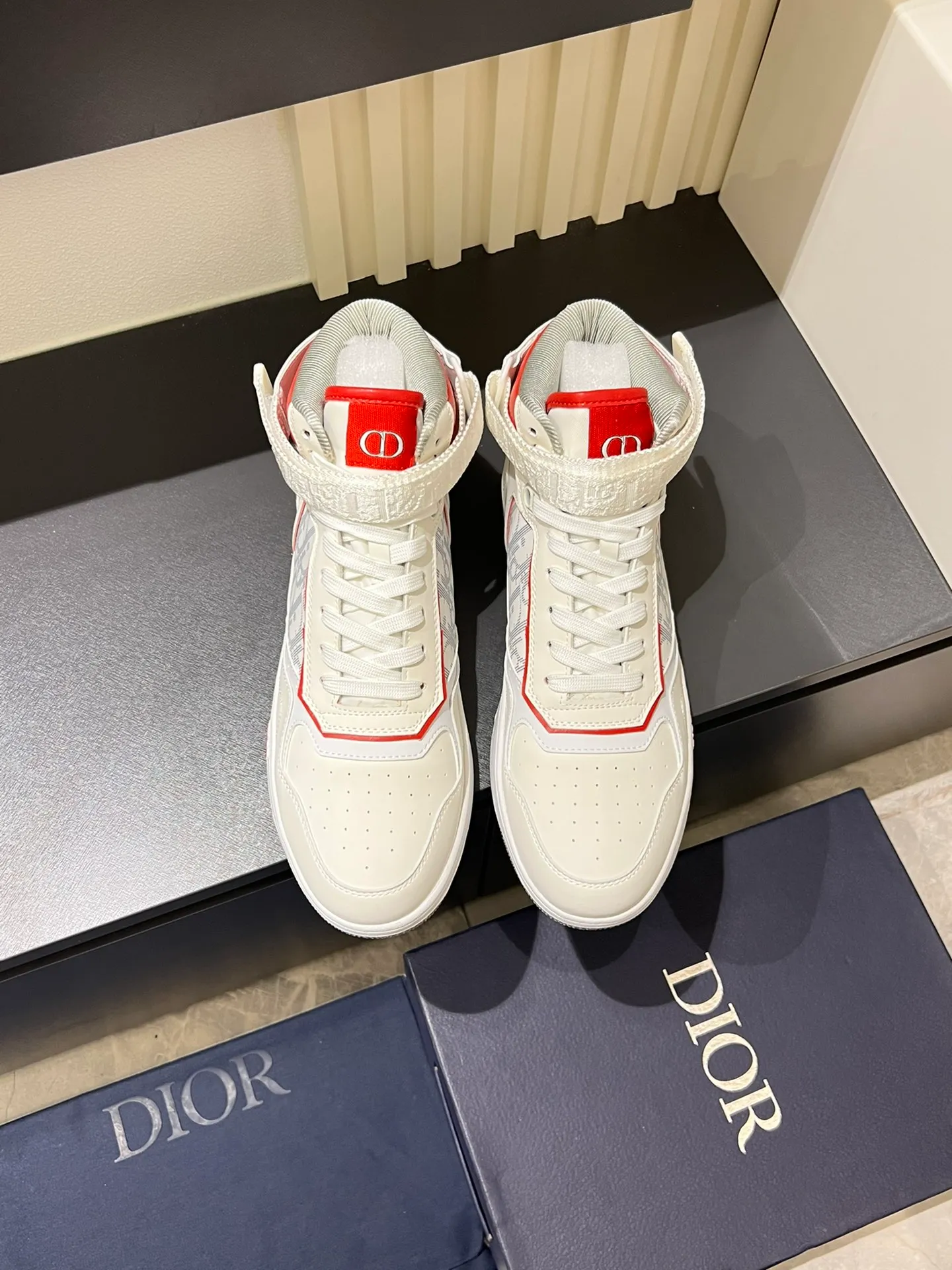 Men's shoes 💰p460 "Dio*" mid-top B27 casual sneakers. This B27 high-top sneaker is a new product in the series and continues Di*r's classic style. Crafted from gray and white smooth calf leather with beige and black Oblique print panels on the sides. The "CD Icon" shaped shoelace eyelets are clever and delicate, and the two-color rubber sole, rear collar and heel are all equipped with the brand's iconic details to enhance the style. Oblique printed straps at the ankle allow for an adjustable fit to complement the overall design. Fashionable and versatile, it can complement any look. Create an exquisite design with unique dynamic vitality and modern atmosphere, presented in low-top and high-top styles. This new must-have shoe adds a new dimension to Dior's archive heritage, embodying modern elegance. Purchase the original version and make it 1:1. If you need top quality, please come to me! Male 38-44!